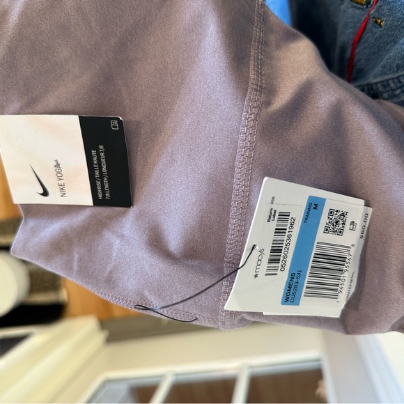 BRAND NEW WITH TAGS Nike Yoga Leggings - Picture 3 of 3